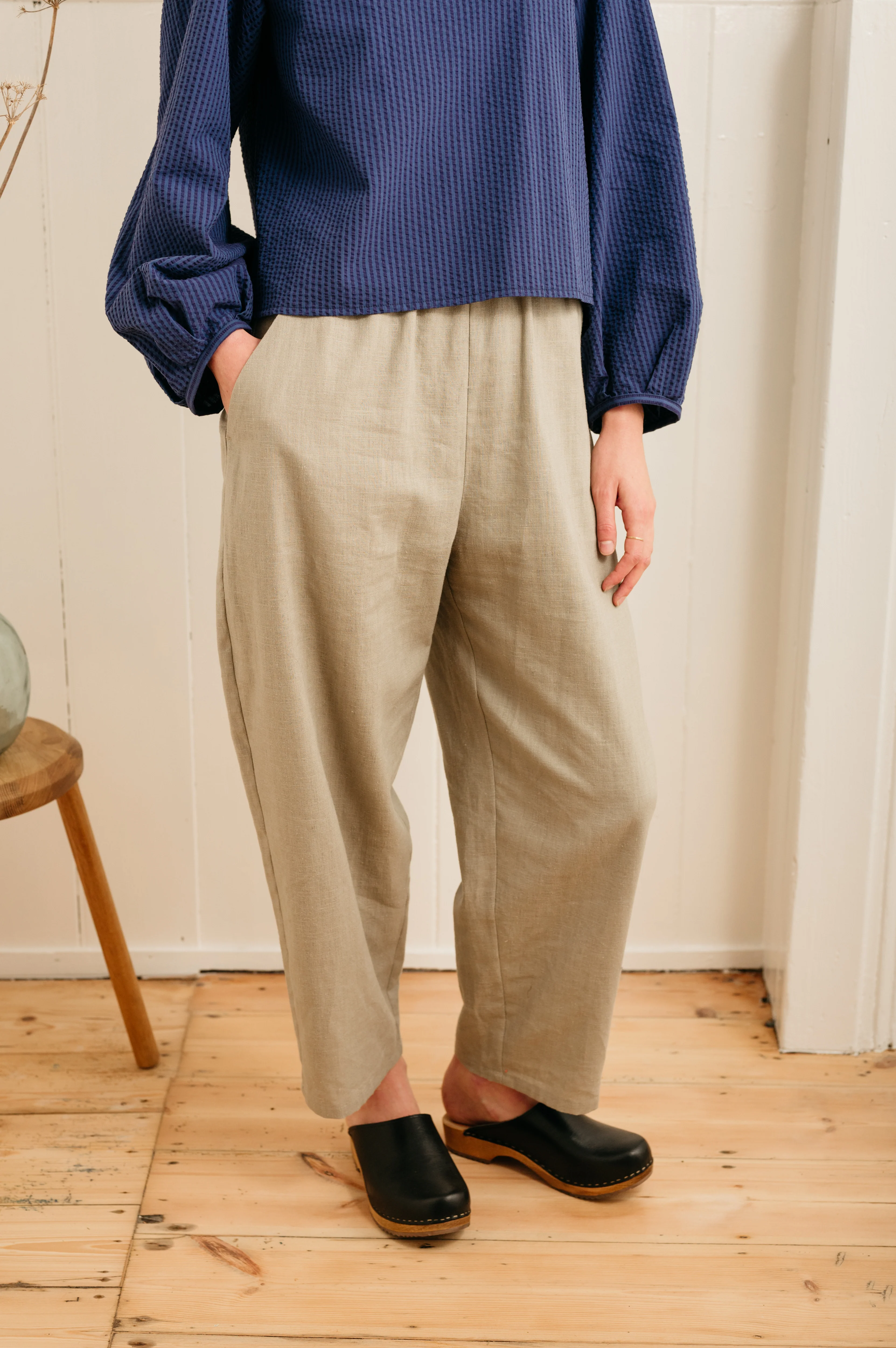 Atwin The Label - Barrel Leg Trousers In Grain Ramie Linen - Image 4