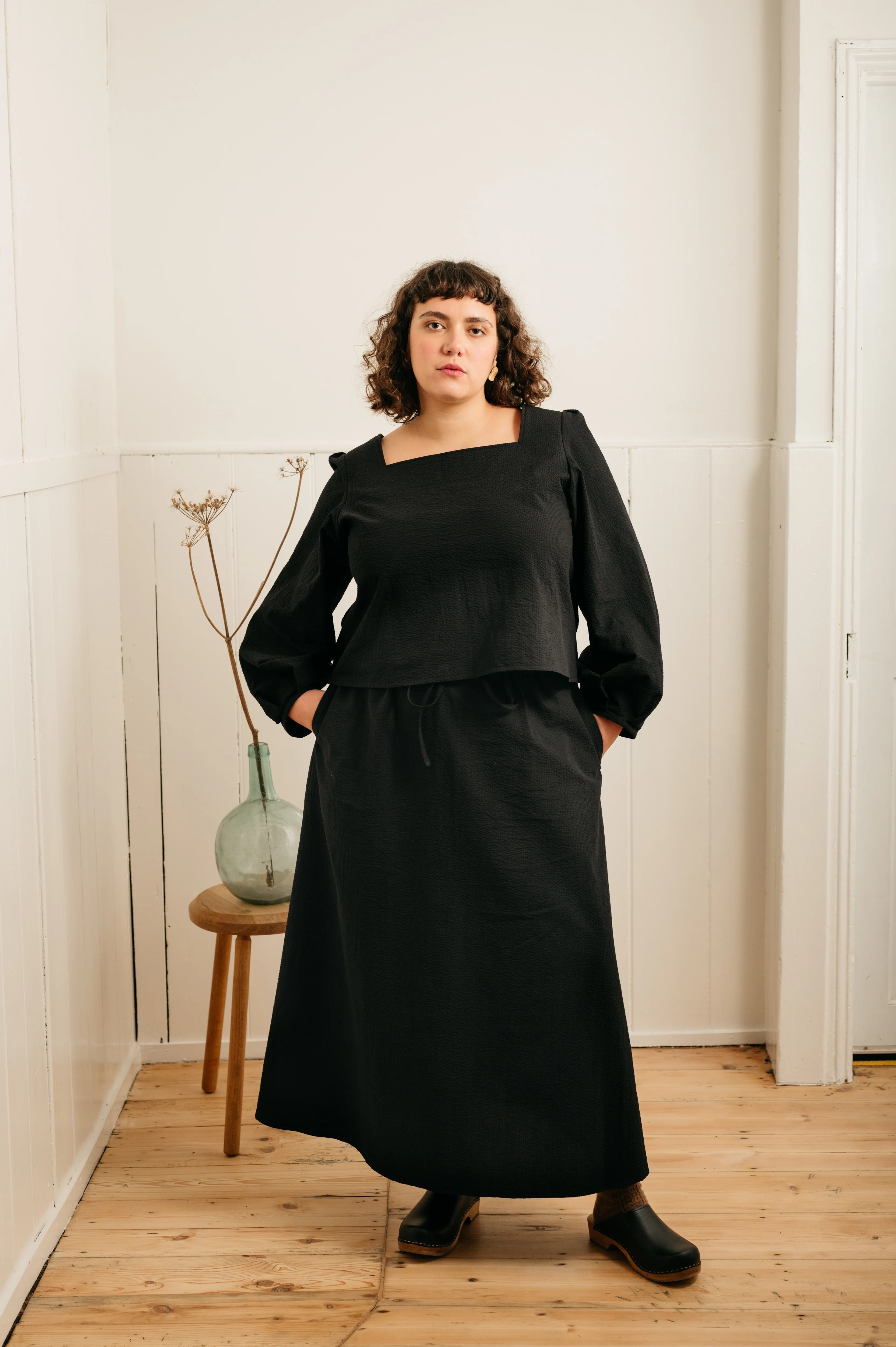 Atwin The Label - The Square Neck Blouse In Black Seersucker - Image 5