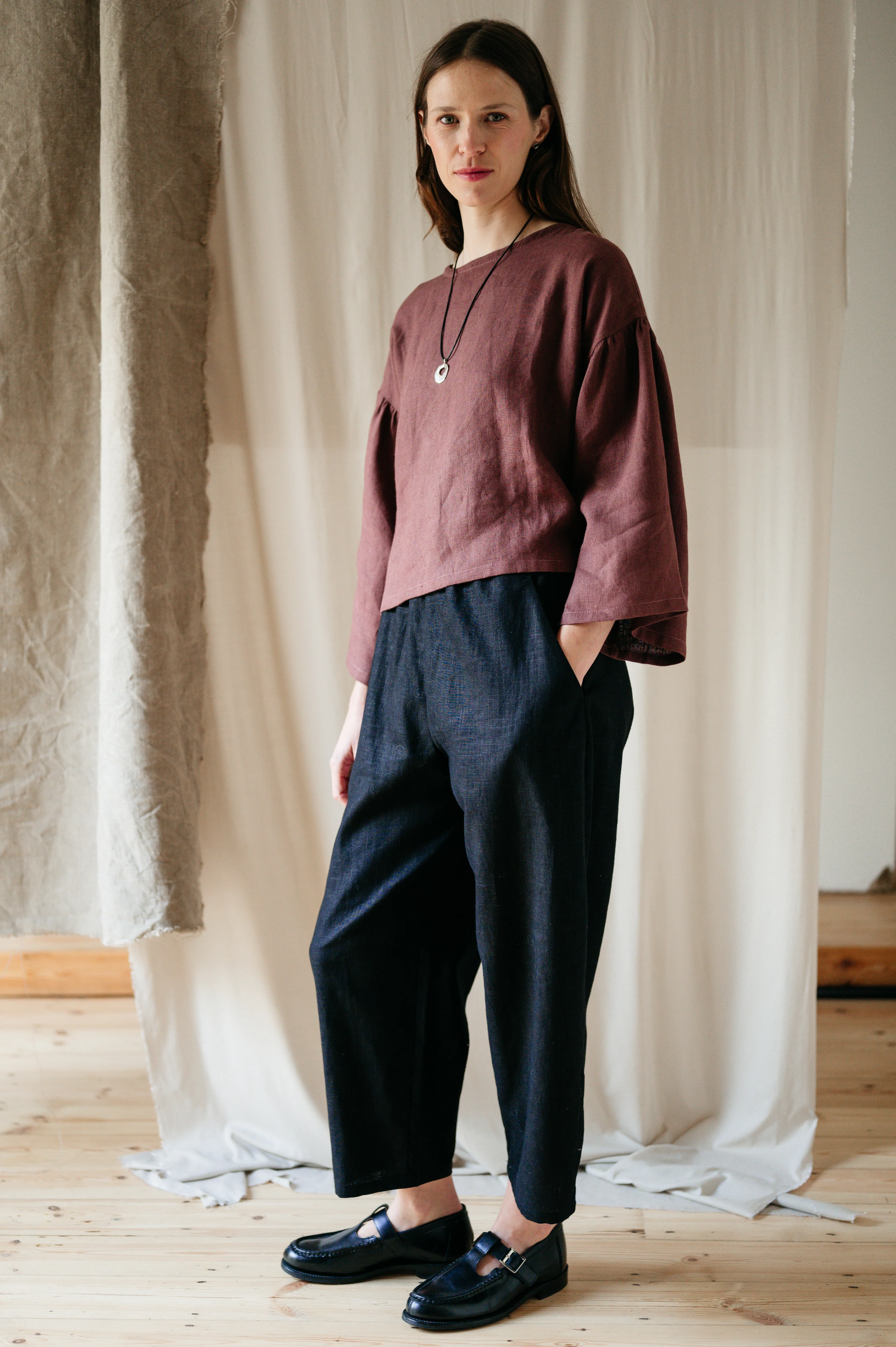 Atwin The Label - The Barrel Leg Trousers In Black Ramie Linen - Image 3