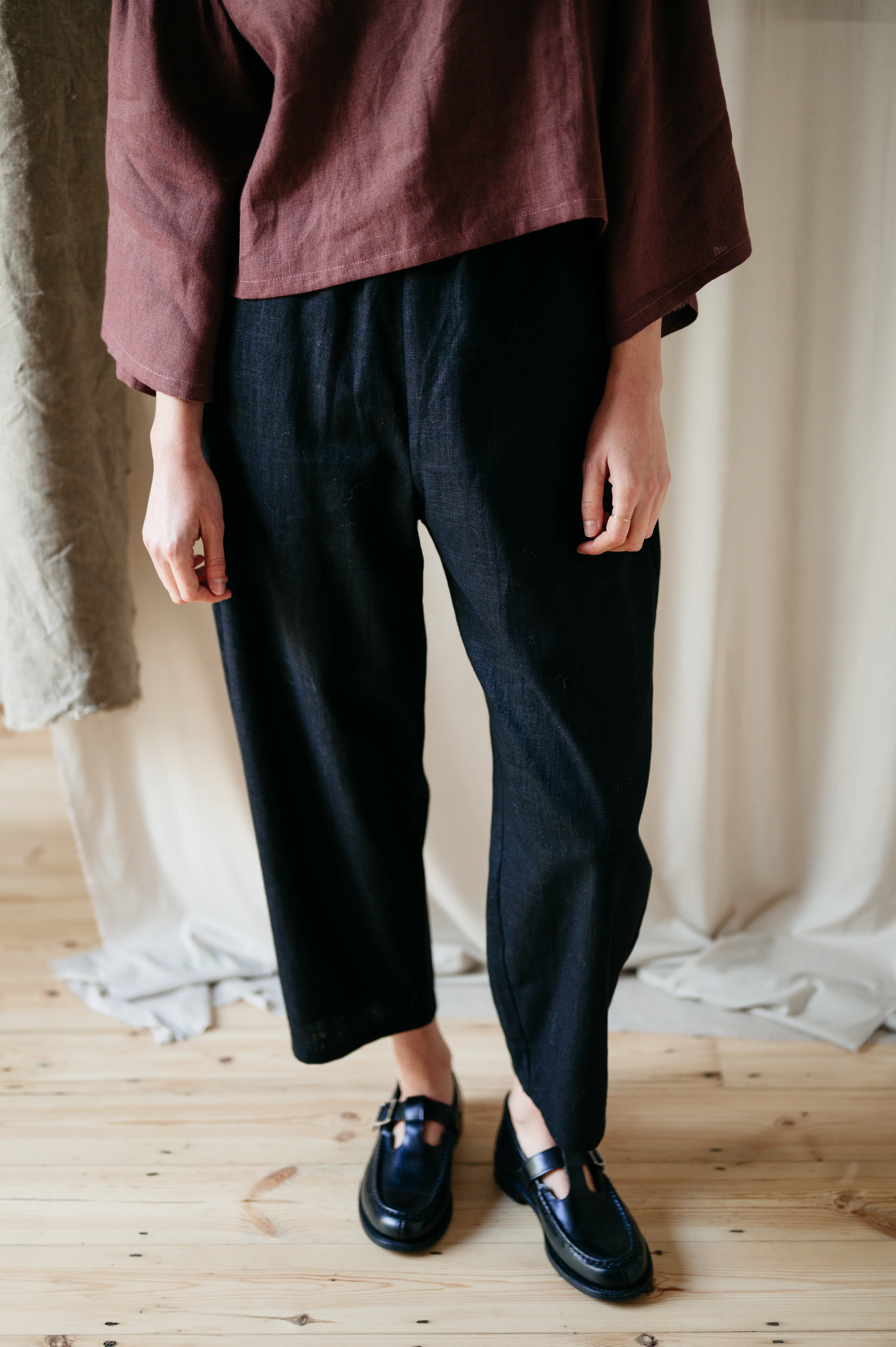 Atwin The Label - The Barrel Leg Trousers In Black Ramie Linen - Image 8