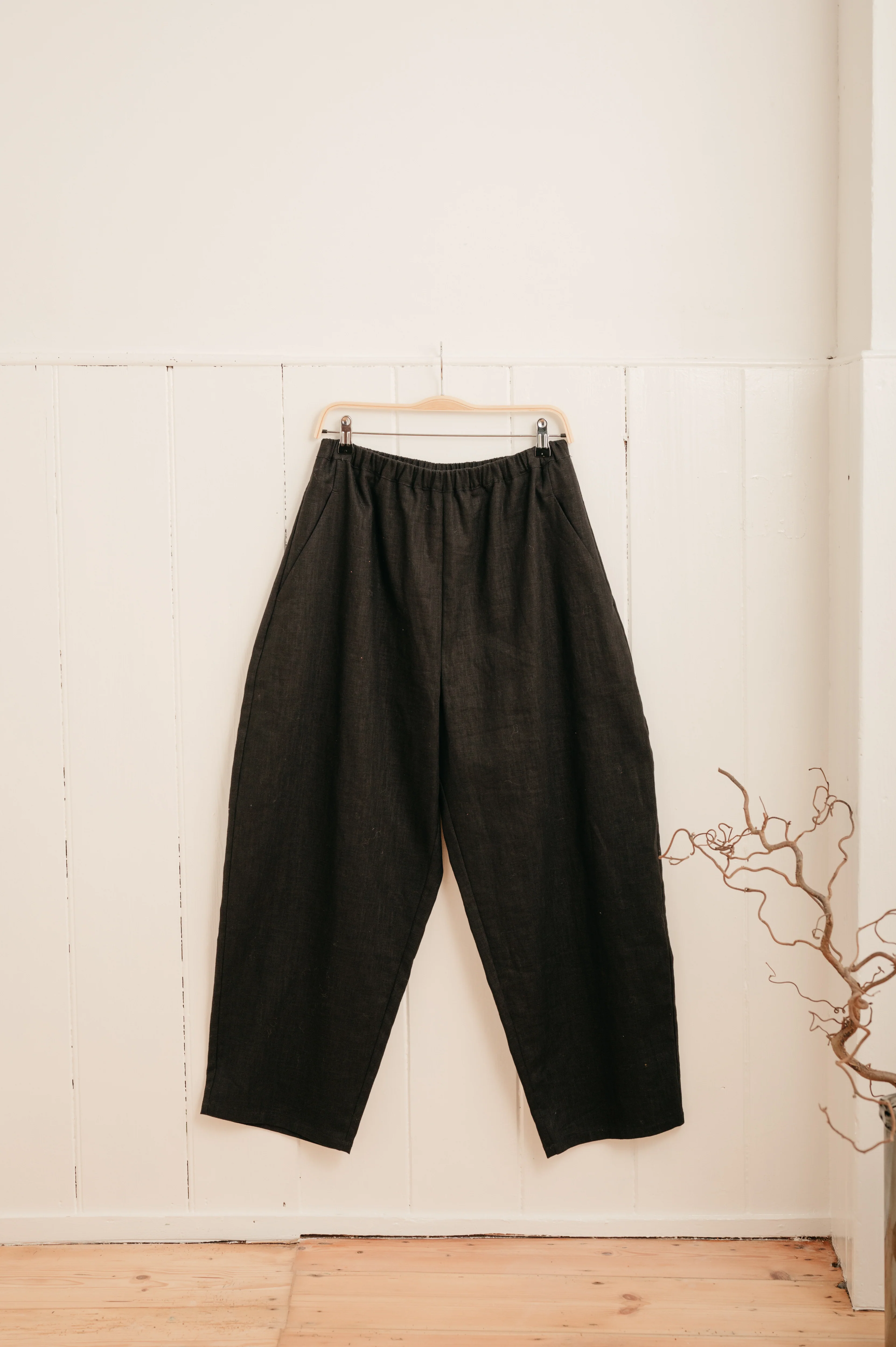 Atwin The Label - The Barrel Leg Trousers In Black Ramie Linen - Image 9