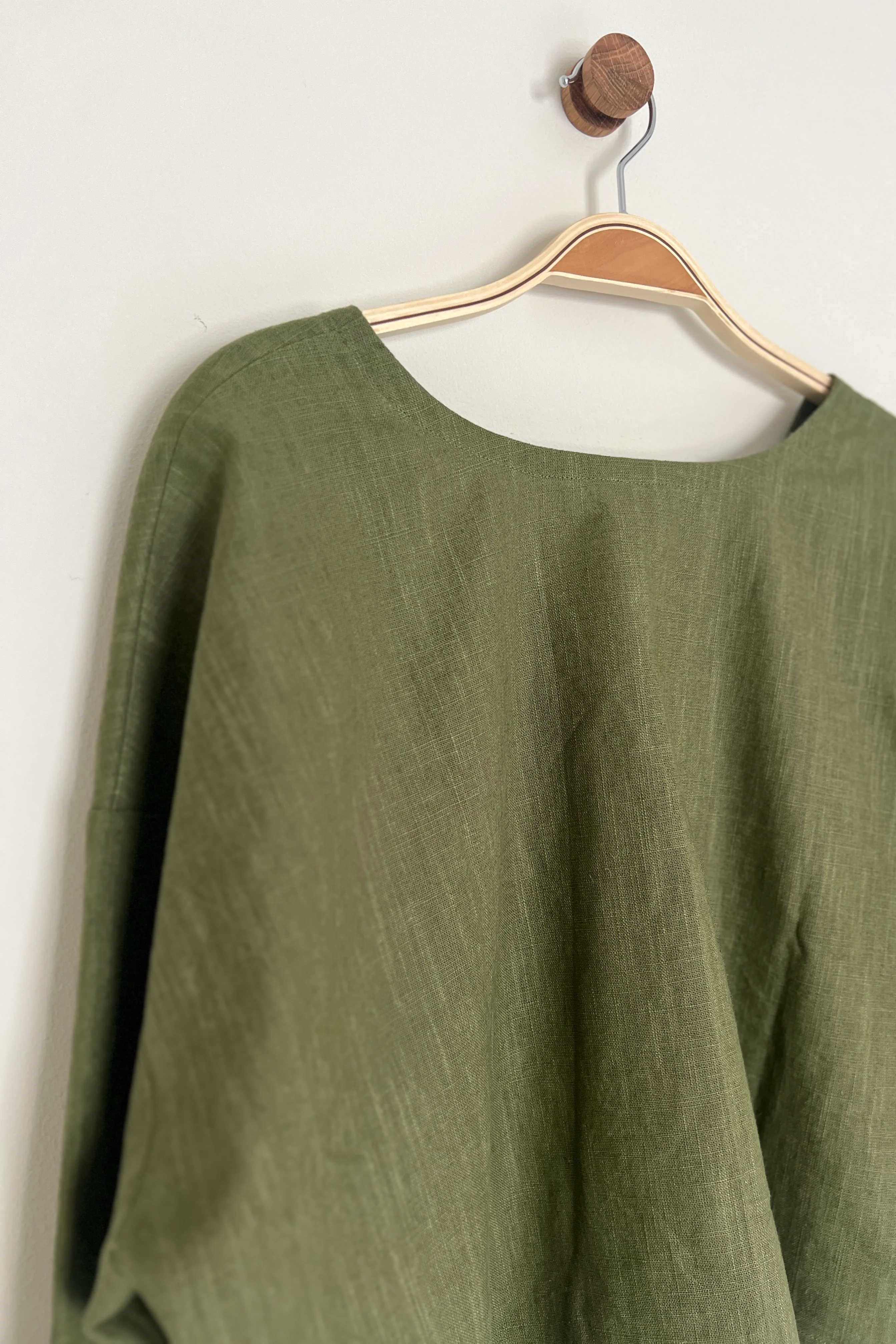 Atwin The Label - The Reversible Top In Khaki Ramie Linen - Image 4